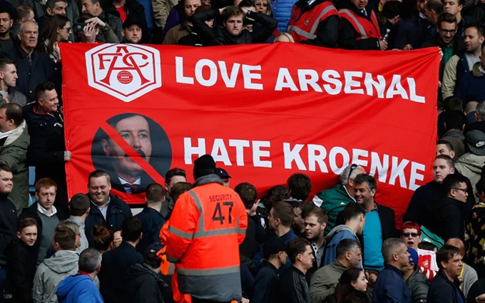 Nhà Kroenke từng bị fan Arsenal phản đối kịch liệt
