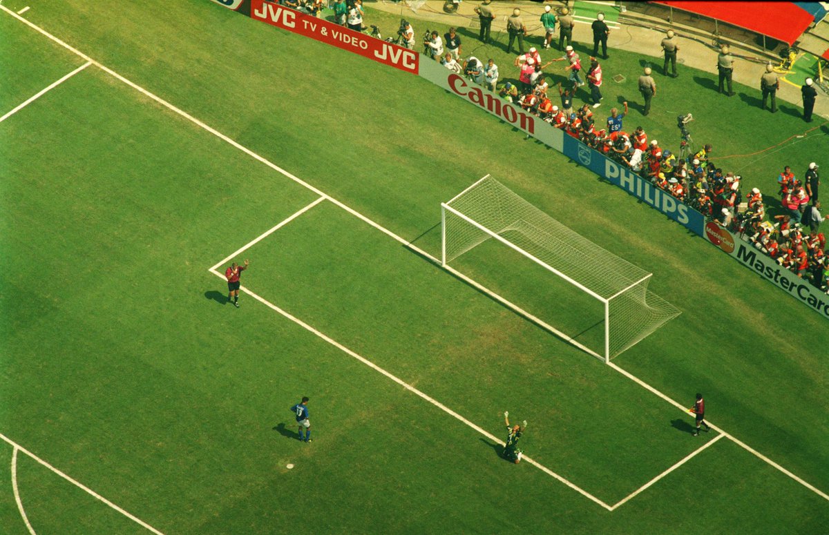 Song Baggio lại sút hỏng quả penalty cuối cùng khiến người Ý khóc hận