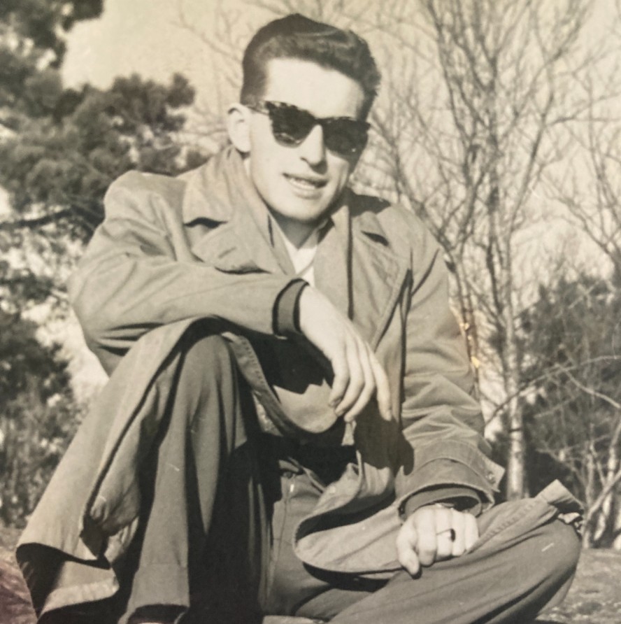Năm 1956, một thiếu niên người Hungary tên Istvan đã gói ghém những tài sản quan trọng nhất của mình, viết thư cho cha mẹ và trốn khỏi đất nước trong đêm tối