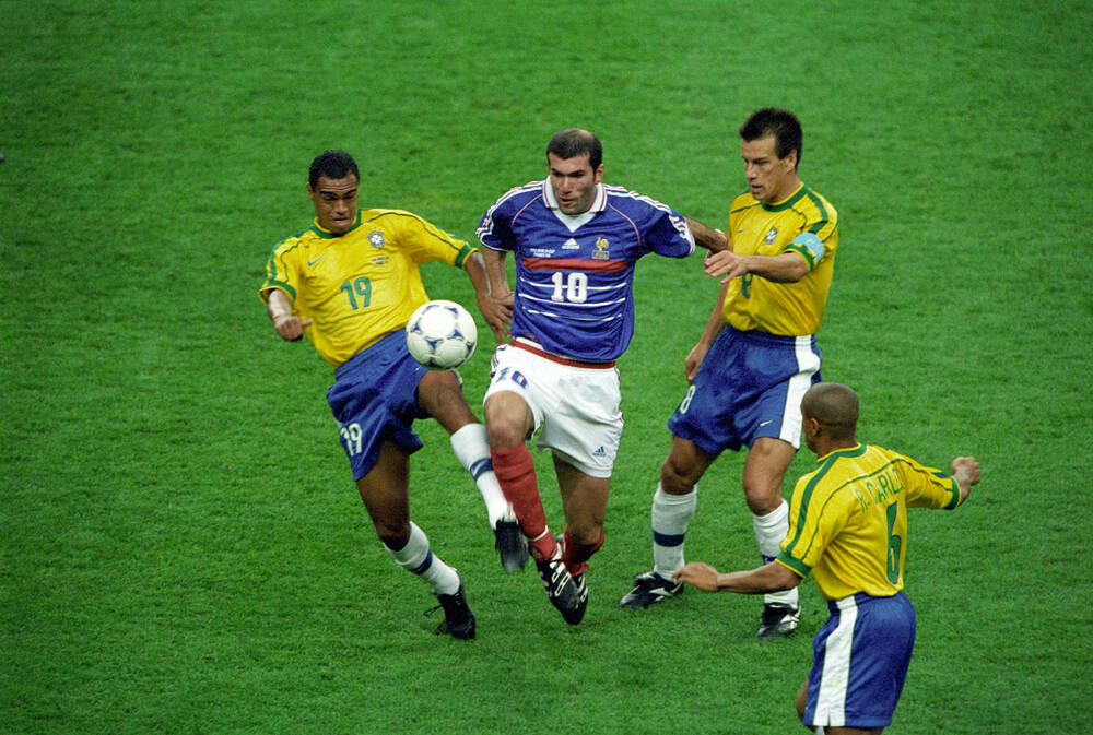 Xem Zidane thi đấu là xem một màn trình diễn đầy kịch tính về khả năng kiểm soát bóng hoàn hảo