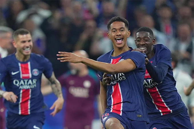 Mayulu cũng vẫn nhận đủ 1 triệu euro tiền thưởng cho chức vô địch Champions League mùa trước, dù chỉ ra sân 3 trận
