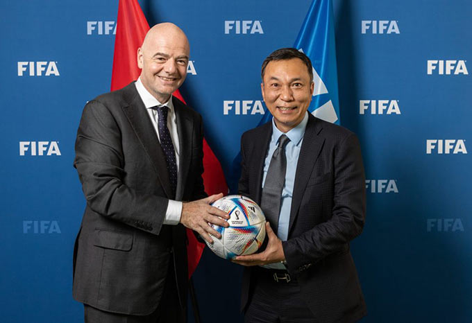 Chủ tịch FIFA Gianni Infantino và Chủ tịch VFF Trần Quốc Tuấn gửi lời chúc mừng CAHN vô địch V.League. Ảnh: VFF