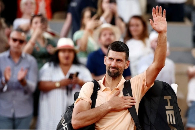 Djokovic vẫy chào khán giả, sau trận vòng 3 Roland Garros - Ảnh: ATP