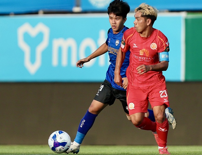 Quy Nhơn United (đỏ) nhiều khả năng sẽ có 3 điểm trước Bắc Ninh 
