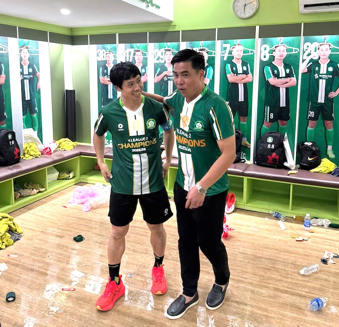 Công Phượng và HLV Việt Thắng vui mừng trong phòng thay đồ. Ảnh: Tuấn Thành 