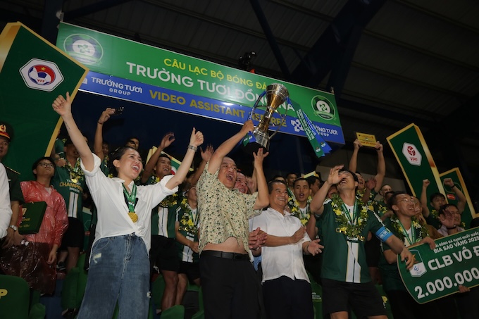 Chủ tịch CLB Đồng Nai Phạm Hương Sơn ăn mừng chức vô địch của đội nhà. Ảnh: Anh Khoa 