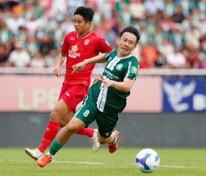 Pha tranh bóng của Minh Vương với cầu thủ Long An. Ảnh: Anh Khoa 