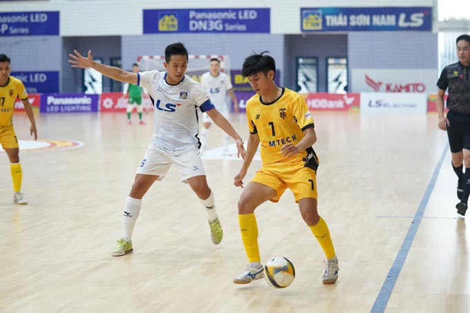 Thái Sơn Nam (áo trắng) đã rơi xuống vị trí thứ 3. Ảnh - Nguyễn Khanh