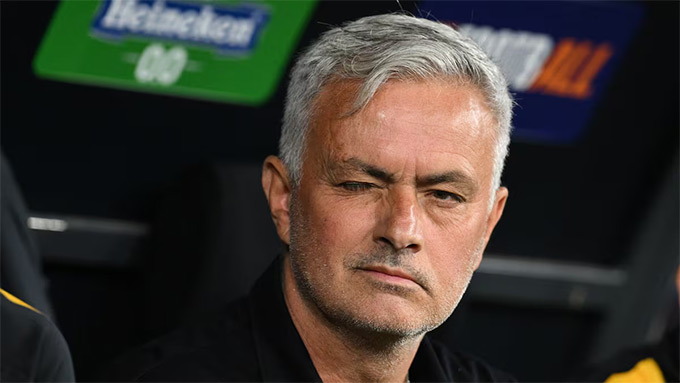 HLV Mourinho muốn tăng cường hàng thủ và khu trung tuyến