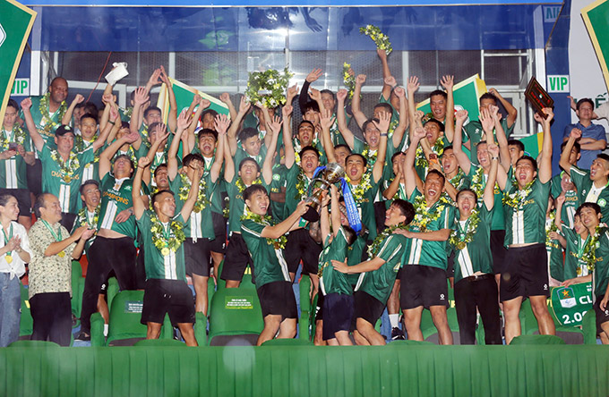 Niềm vui của nhiều cầu thủ từng dành thanh xuân chỉ để trụ hạng V.League 