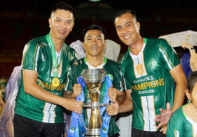 Phước Tứ, Quang Hải từng cùng nhau vô địch AFF Cup 2008 khi là cầu thủ. Họ giờ cùng đăng quang khi là trợ lý 
