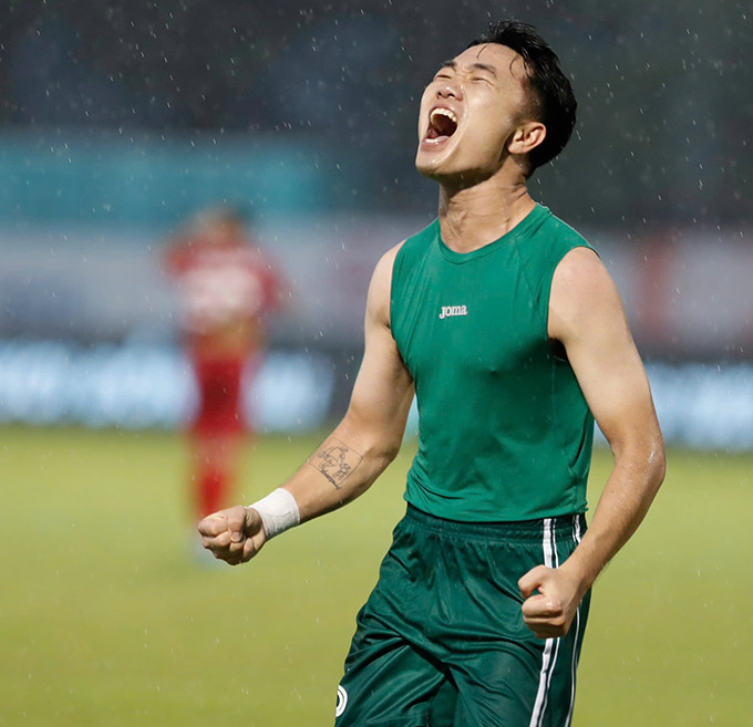 Xuân Trường cùng các đồng đội đã giành chiến thắng 3-0 trước Long An để vô địch hạng Nhất sớm trước 1 vòng đấu 
