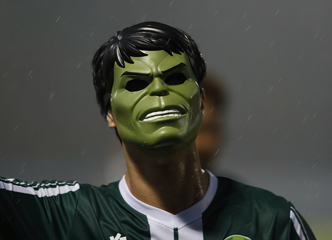 Công Phượng đeo mặt nạ Hulk khi ăn mừng chức vô địch cùng đội nhà 