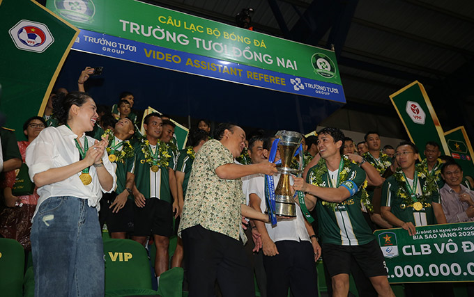 Sau hơn 10 năm làm cầu thủ chuyên nghiệp, Công Phượng mới có lần đầu vô địch mùa giải 