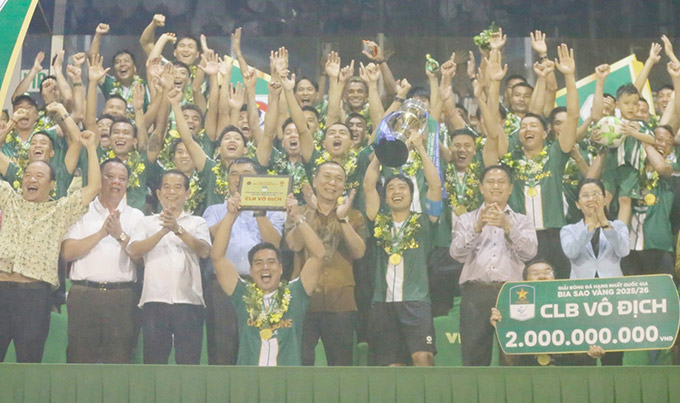 Chủ tịch LĐBĐ Việt Nam - Trần Quốc Tuấn chúc mừng CLB Đồng Nai đã giành vé lên V.League 