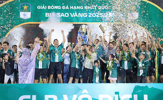 Công Phượng cùng đội Đồng Nai vô địch hạng Nhất Quốc gia - Bia Sao Vàng 2025/26 - Ảnh: Quốc An 