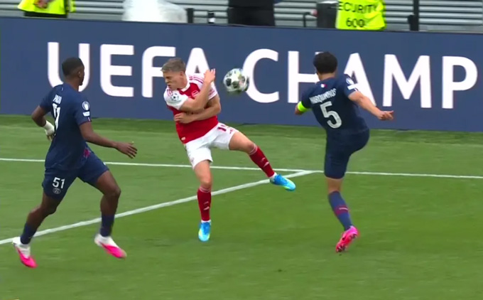 Bóng dường như đã chạm tay Trossard trước lúc Havertz ghi bàn