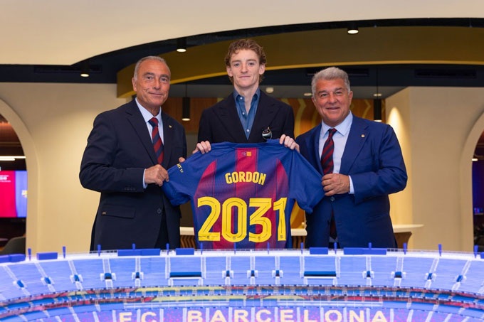 Gordon ký hợp đồng tới 2031 - Ảnh: @FCBarcelona