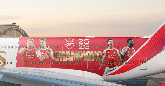 Hình ảnh dàn sao Arsenal trên thân máy bay