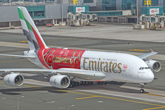 Chiếc Airbus A380 thu hút sự chú ý của nhiều fan Pháo thủ