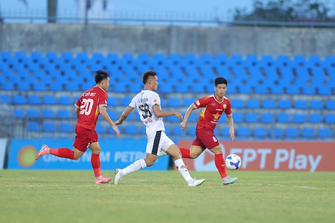 Pha đi cóng của văn Sơn trước sự đeo bám của đối thủ. Ảnh: CTV