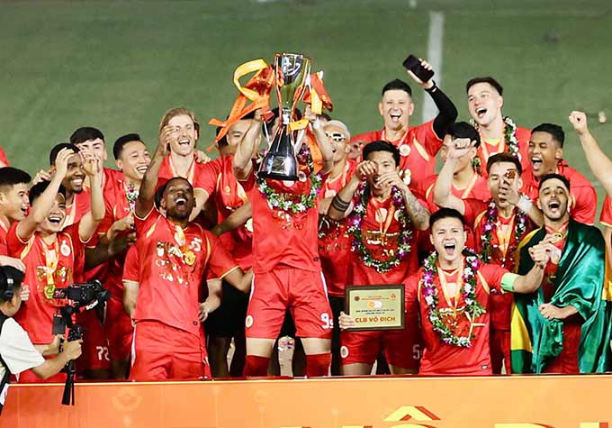CLB Công an Hà Nội nâng cao cúp vô địch V.League 2025/26 - Ảnh: Đức Cường 