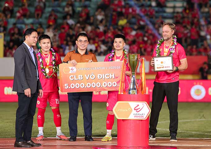Ông Hồ Nam Tiến, Chủ tịch Ngân hàng LPBank, trao phần thưởng cho nhà vô địch LPBank V.League 1 - 2025/26