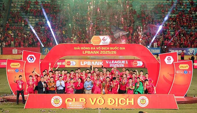 Đại diện lãnh đạo ngành, LĐBĐ Việt Nam, VPF, nhà tài trợ chúc mừng CLB Công an Hà Nội 