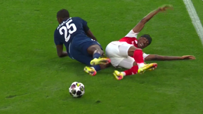 Arsenal cho rằng họ bị mất một quả penalty