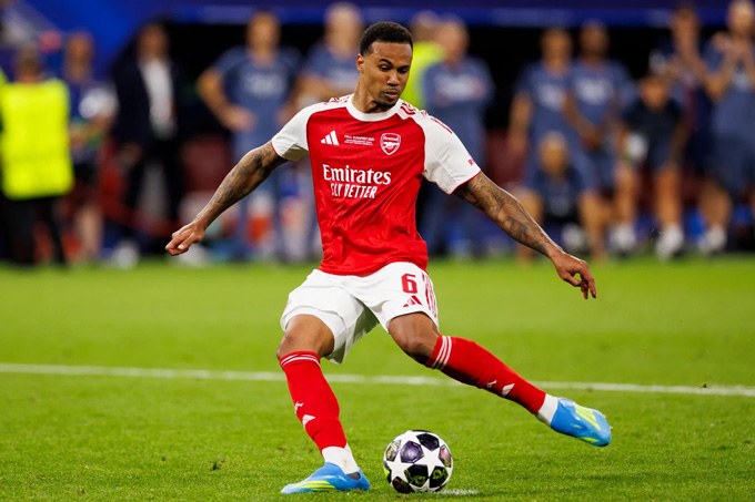 Gabriel sút lên trời ở loạt đá penalty cuối cùng của Arsenal