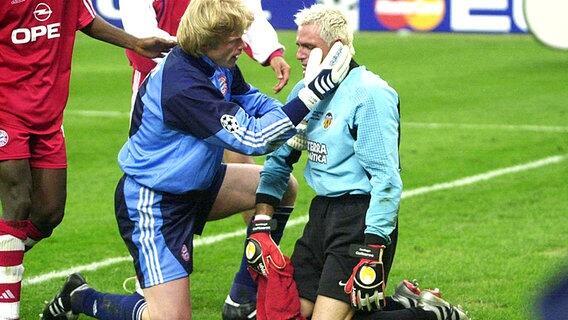 Thủ môn Kahn của Bayern an ủi người đồng nghiệp sau màn luân lưu