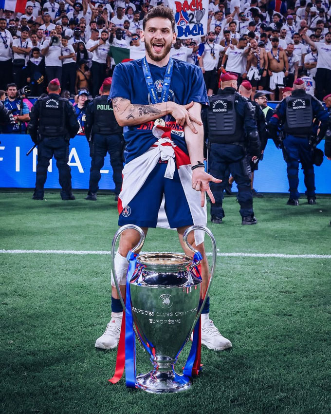 Kvaratskhelia là một trong những ngôi sao quan trọng nhất giúp PSG thống trị châu Âu - Ảnh: @PSG_espanol