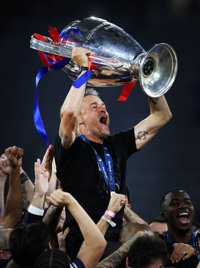 Niềm vui của Enrique khi nâng cúp vô địch Champions League - Ảnh: @FabrizioRomano