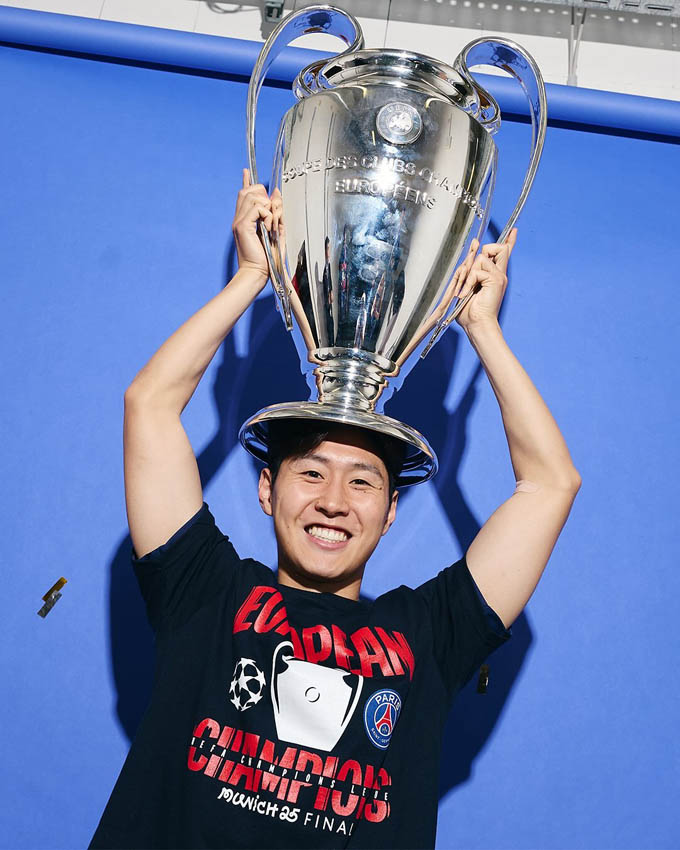 Lee Kang-In ăn mừng chức vô địch Champions League cùng PSG - Ảnh: @t7psg