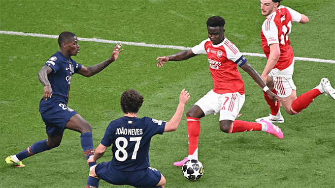 Trong trận cầu lớn nhất mùa giải, Saka đã không thể tỏa sáng để giúp Arsenal xóa bỏ nỗi đau 20 năm thua trận