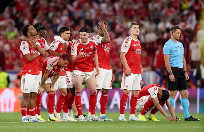 Các học trò của ông Mikel Arteta hồi hộp trong loạt đá luân lưu