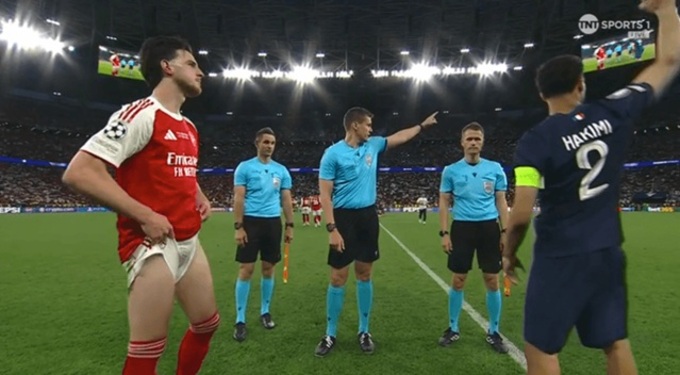 Arsenal đã thua PSG ngay từ lúc tung đồng xu trước loạt "đấu súng"