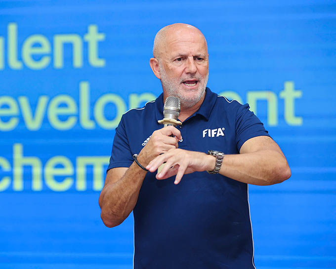 Các giảng viên FIFA thuyết trình 2 nội dung về các tiêu chí nhận diện tài năng. Ảnh: Đức Cường