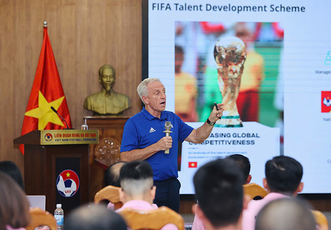 Các chuyên gia FIFA mong muốn bóng đá trẻ Việt Nam sẽ phát triển hơn nữa. Ảnh: Đức Cường