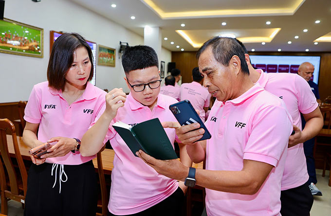 Các học viên nghiên cứu các nội dung hoạt động nhóm theo yêu cầu từ giảng viên. Ảnh: Đức Cường