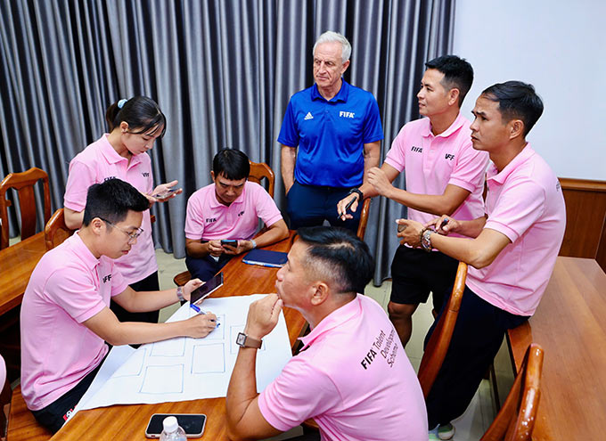 Chuyên gia FIFA đánh giá cao nỗ lực của các học viên. Ảnh: Đức Cường