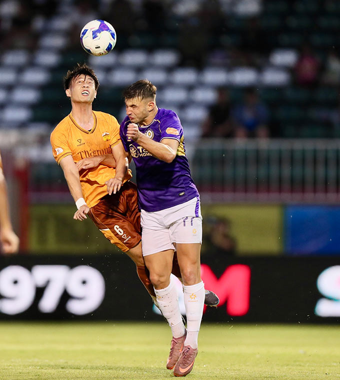Sau trận đấu HLV Harry Kewell của CLB Hà Nội chỉ trích lối chơi của HAGL. Ảnh: Đức Cường