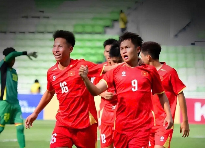 Công Hậu (số 9) tỏa sáng trong chiến thắng của U19 Việt Nam 