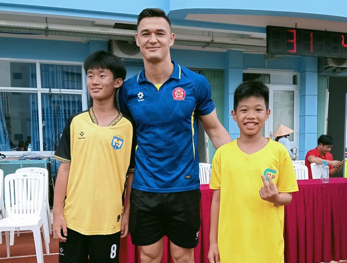 Các "cầu thủ nhí" chụp hình lưu niệm cùng thủ môn Lê Giang Patrik 