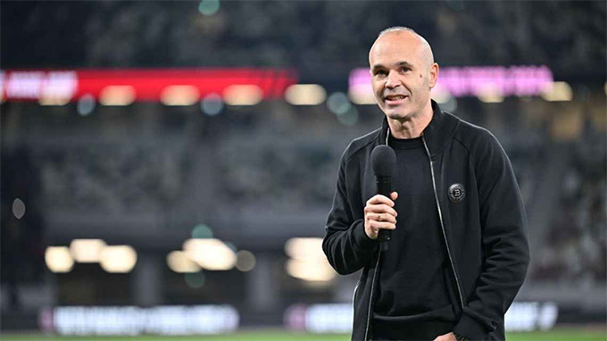 Iniesta chính thức bước chân vào nghiệp cầm quân