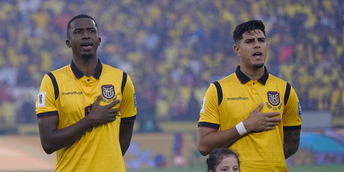 Pacho (trái) và Hincapie vừa thi đấu trận chung kết Champions League tại Budapest