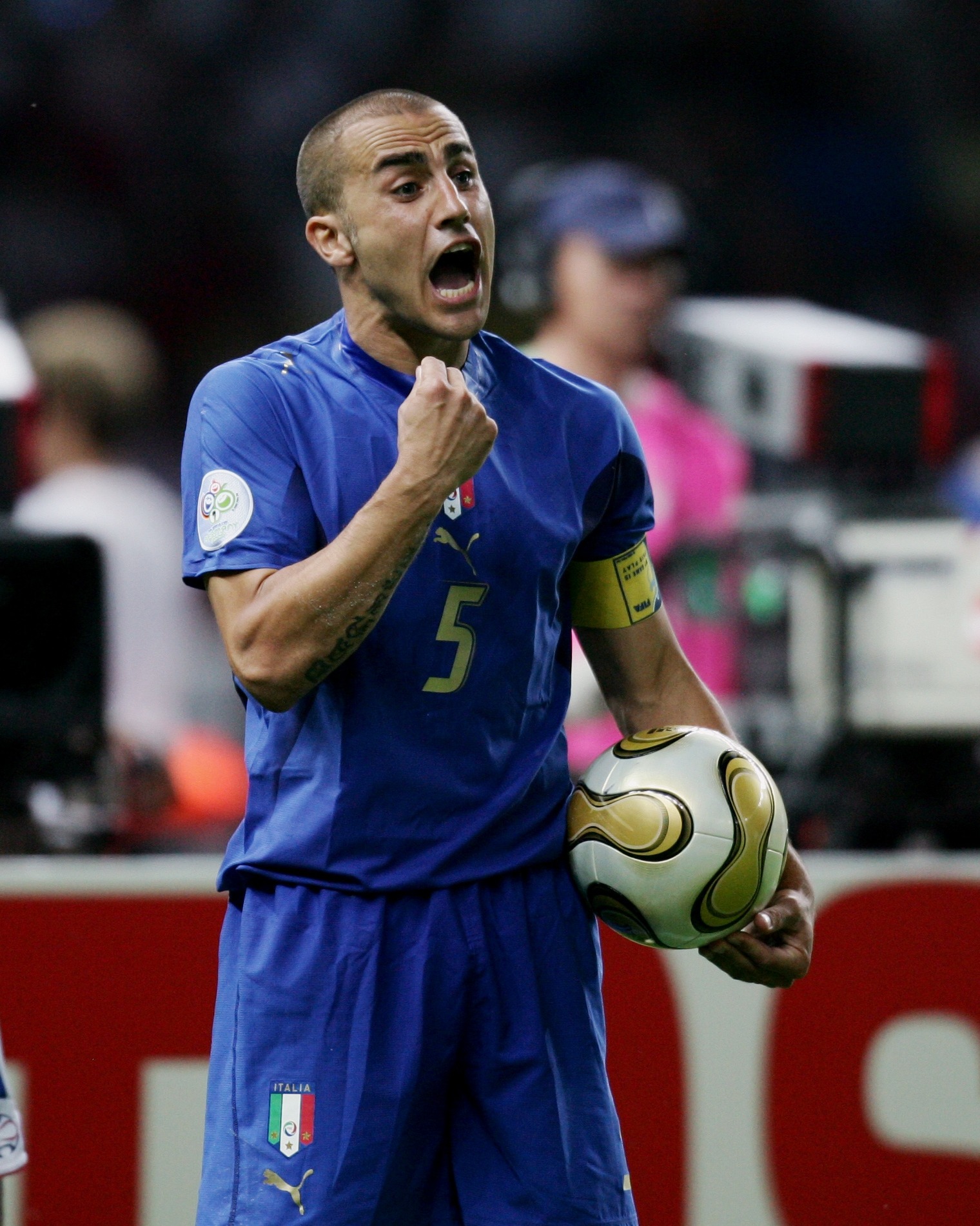 Cannavaro phân tích tình huống thật hay và luôn tận dụng tốt ưu điểm về sức bật để chiến thắng trong các pha tranh chấp 