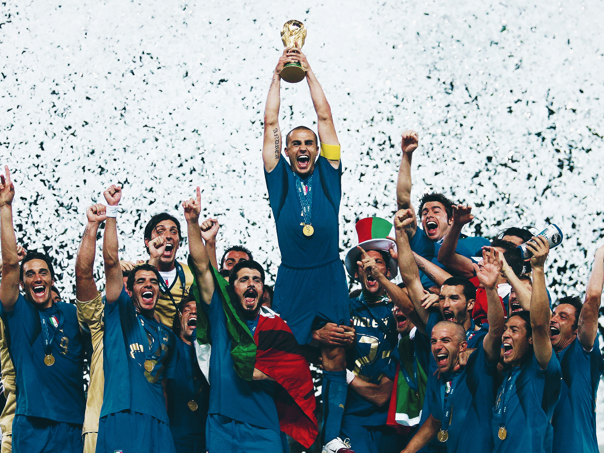 Chàng trai thấp bé, quê xứ Napoli đã trở thành đội trưởng Fabio Cannavaro của ĐT Ý vô địch World Cup 2006