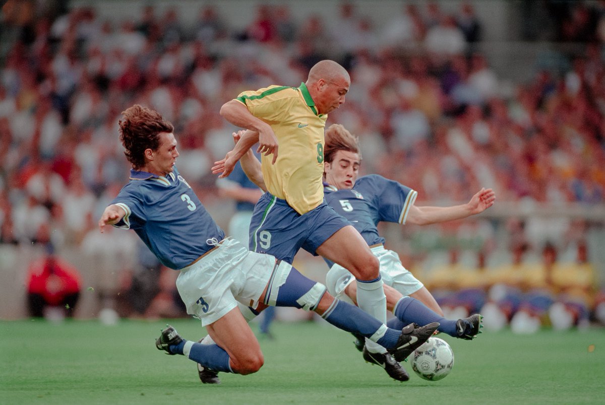 Hình ảnh này cho thấy Ronaldo siêu đẳng biết bao khi xé gió giữa sự kìm cặp của Fabio Cannavaro and Paolo Maldini 