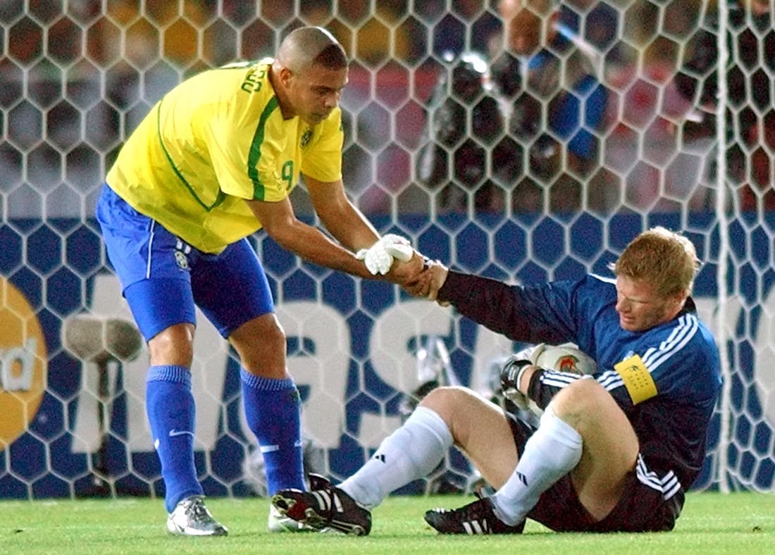 Ronaldo kéo Oliver Kahn đứng dậy sau khi sút tung lưới đối phương hai lần